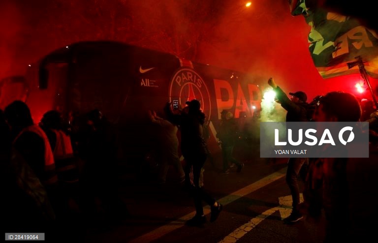 Nos oitavos-de-final da Liga dos Campeões, o Paris Saint-Germain recebeu, à porta fechada, e venceu o Borussia Dortmund por 2-0,
