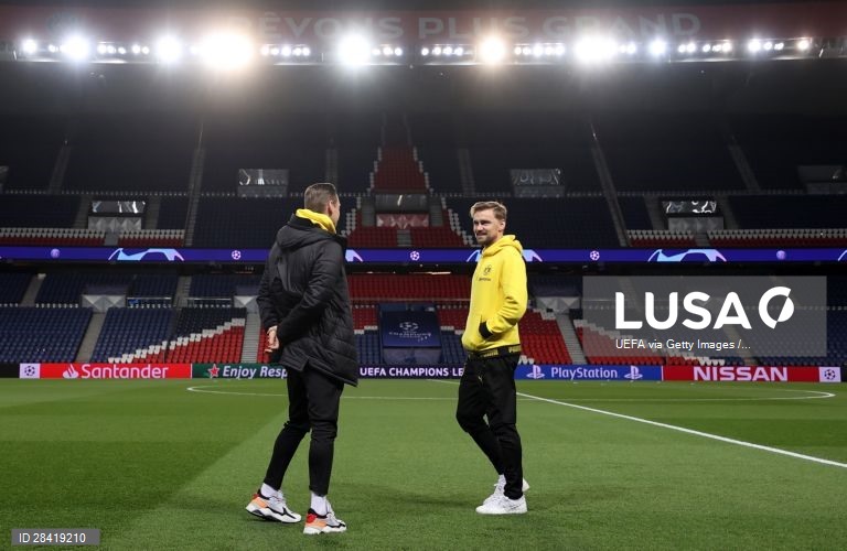 Nos oitavos-de-final da Liga dos Campeões, o Paris Saint-Germain recebeu, à porta fechada, e venceu o Borussia Dortmund por 2-0,