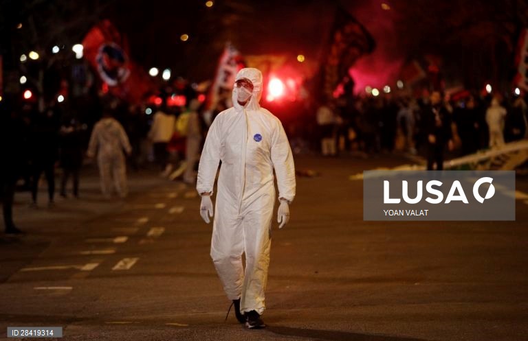 Nos oitavos-de-final da Liga dos Campeões, o Paris Saint-Germain recebeu, à porta fechada, e venceu o Borussia Dortmund por 2-0,