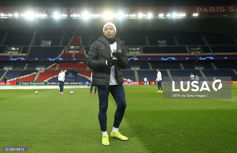 Nos oitavos-de-final da Liga dos Campeões, o Paris Saint-Germain recebeu, à porta fechada, e venceu o Borussia Dortmund por 2-0,
