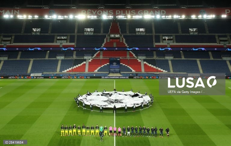 Nos oitavos-de-final da Liga dos Campeões, o Paris Saint-Germain recebeu, à porta fechada, e venceu o Borussia Dortmund por 2-0,