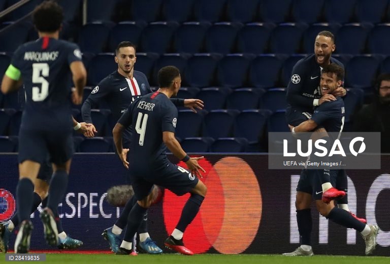 Nos oitavos-de-final da Liga dos Campeões, o Paris Saint-Germain recebeu, à porta fechada, e venceu o Borussia Dortmund por 2-0,