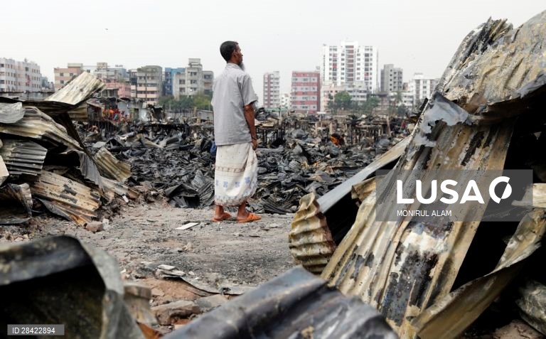 Incêndio no bairro de lata Rupnagar em Daca