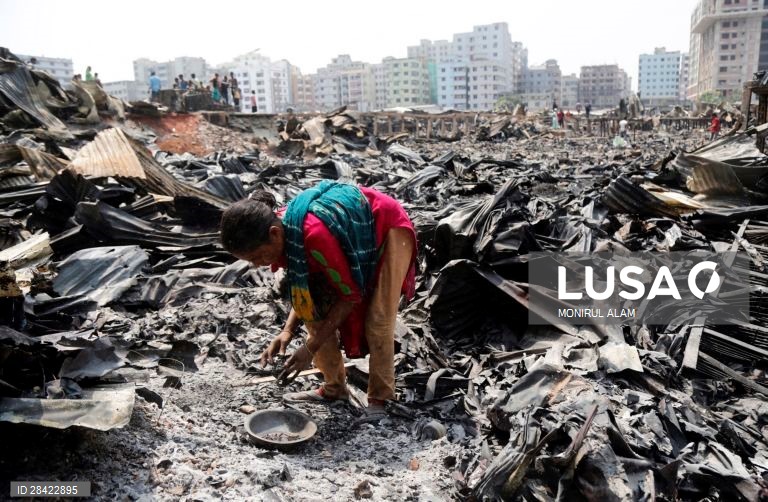 Incêndio no bairro de lata Rupnagar em Daca
