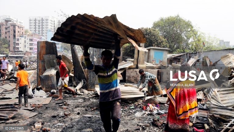 Incêndio no bairro de lata Rupnagar em Daca