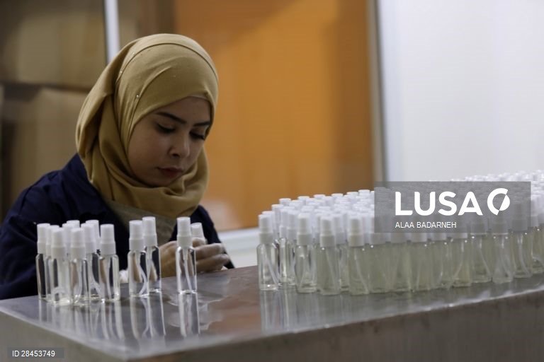 Cisjordânia: Fabrico de desinfetantes em Jenin
