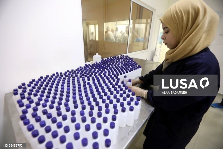 Cisjordânia: Fabrico de desinfetantes em Jenin