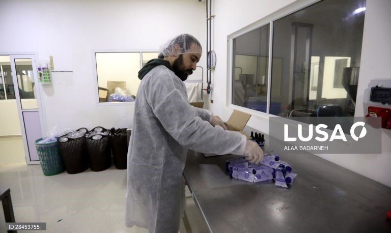 Cisjordânia: Fabrico de desinfetantes em Jenin