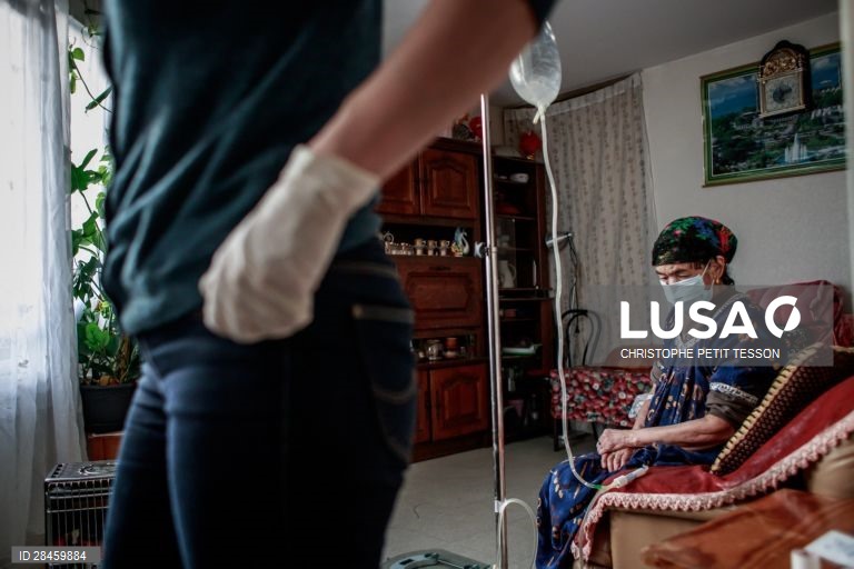 Um dia na vida de uma enfermeira na ajuda ao domícilio a pacientes com coronavírus
