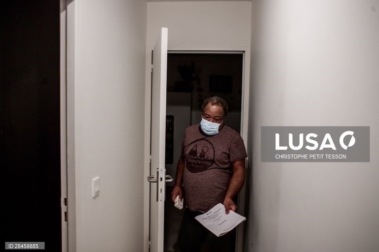 Um dia na vida de uma enfermeira na ajuda ao domícilio a pacientes com coronavírus