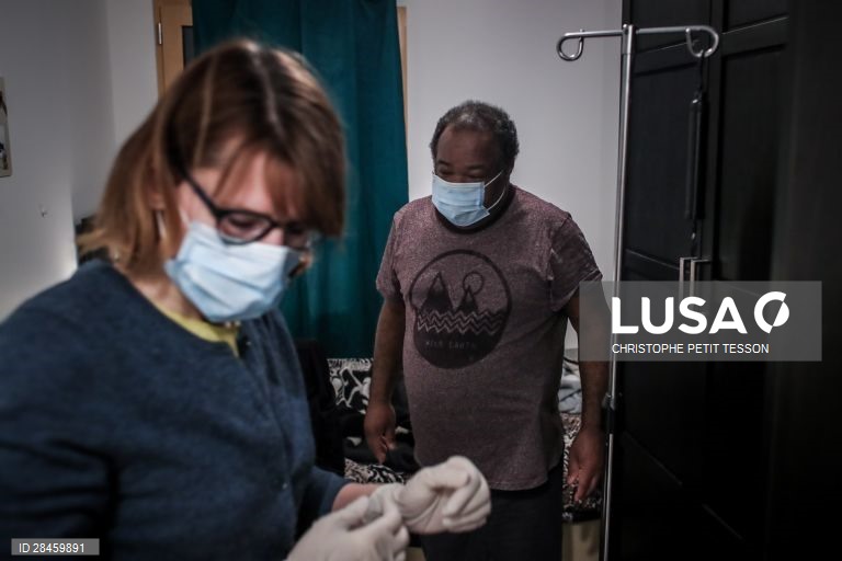 Um dia na vida de uma enfermeira na ajuda ao domícilio a pacientes com coronavírus