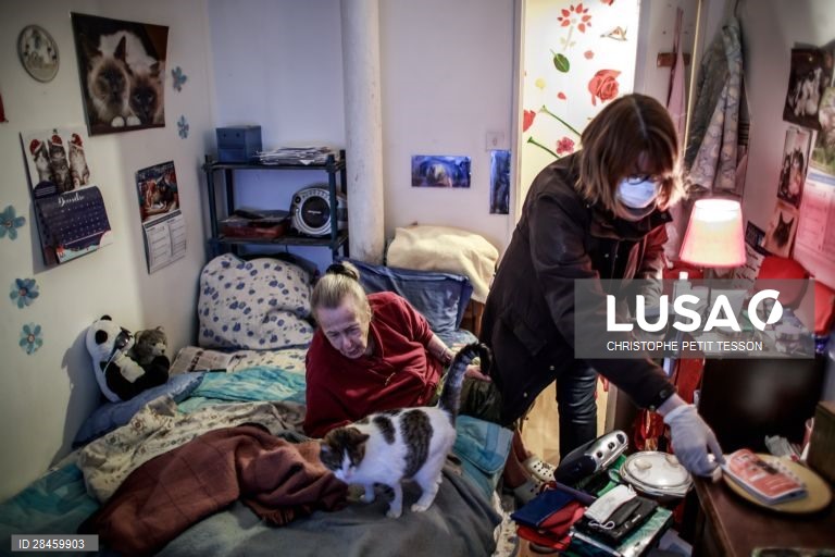 Um dia na vida de uma enfermeira na ajuda ao domícilio a pacientes com coronavírus