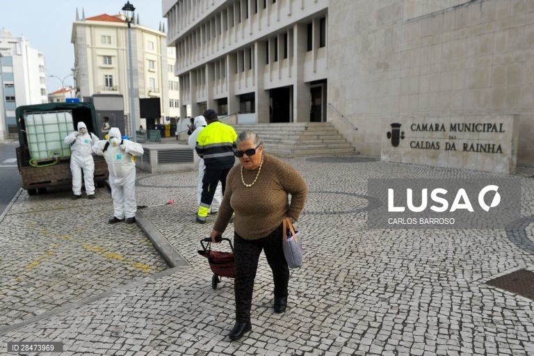 Trabalhadores municipais das Caldas da Rainha desinfetam as ruas da cidade. Noutros pontos do concelho os funcionários das juntas de freguesia estão a desenvolver actividade similar. Caldas da Raínha, 19 de março de 2020. O número de infeções da COVID-19 em Portugal aumentou para 642. O número de mortos no país subiu para dois. Portugal encontra-se em estado de emergência desde as 00:00 de hoje. CARLOS BARROSO/LUSA