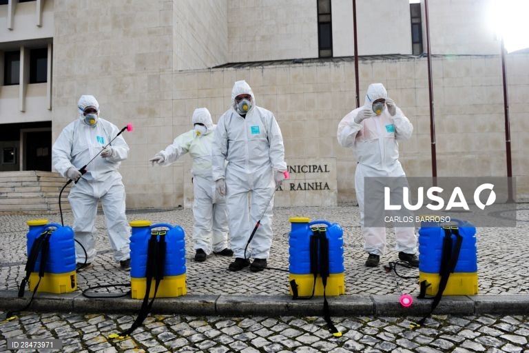 Trabalhadores municipais das Caldas da Rainha desinfetam as ruas da cidade. Noutros pontos do concelho os funcionários das juntas de freguesia estão a desenvolver actividade similar. Caldas da Raínha, 19 de março de 2020. O número de infeções da COVID-19 em Portugal aumentou para 642. O número de mortos no país subiu para dois. Portugal encontra-se em estado de emergência desde as 00:00 de hoje. CARLOS BARROSO/LUSA