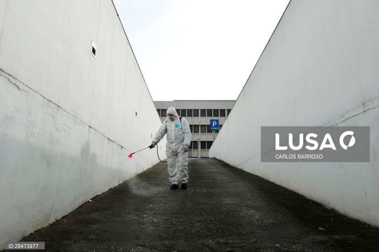 Trabalhadores municipais das Caldas da Rainha desinfetam as ruas da cidade. Noutros pontos do concelho os funcionários das juntas de freguesia estão a desenvolver actividade similar. Caldas da Raínha, 19 de março de 2020. O número de infeções da COVID-19 em Portugal aumentou para 642. O número de mortos no país subiu para dois. Portugal encontra-se em estado de emergência desde as 00:00 de hoje. CARLOS BARROSO/LUSA