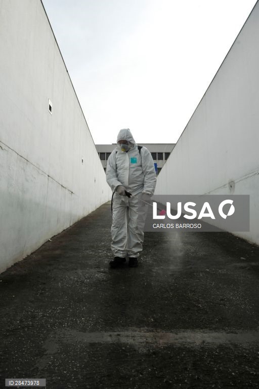 Trabalhadores municipais das Caldas da Rainha desinfetam as ruas da cidade. Noutros pontos do concelho os funcionários das juntas de freguesia estão a desenvolver actividade similar. Caldas da Raínha, 19 de março de 2020. O número de infeções da COVID-19 em Portugal aumentou para 642. O número de mortos no país subiu para dois. Portugal encontra-se em estado de emergência desde as 00:00 de hoje. CARLOS BARROSO/LUSA