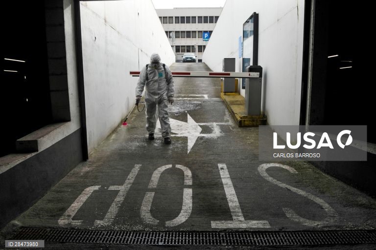 Trabalhadores municipais das Caldas da Rainha desinfetam as ruas da cidade. Noutros pontos do concelho os funcionários das juntas de freguesia estão a desenvolver actividade similar. Caldas da Raínha, 19 de março de 2020. O número de infeções da COVID-19 em Portugal aumentou para 642. O número de mortos no país subiu para dois. Portugal encontra-se em estado de emergência desde as 00:00 de hoje. CARLOS BARROSO/LUSA