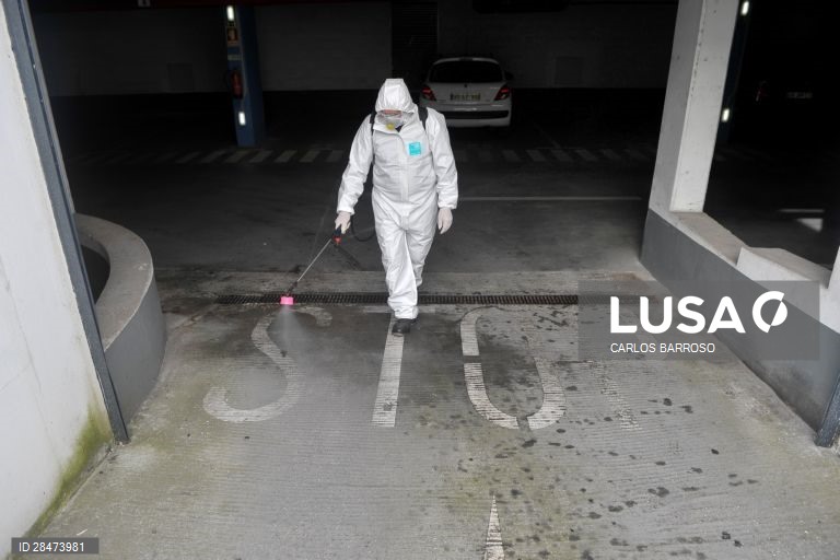 Trabalhadores municipais das Caldas da Rainha desinfetam as ruas da cidade. Noutros pontos do concelho os funcionários das juntas de freguesia estão a desenvolver actividade similar. Caldas da Raínha, 19 de março de 2020. O número de infeções da COVID-19 em Portugal aumentou para 642. O número de mortos no país subiu para dois. Portugal encontra-se em estado de emergência desde as 00:00 de hoje. CARLOS BARROSO/LUSA