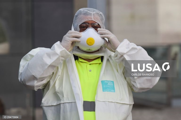 Trabalhadores municipais das Caldas da Rainha desinfetam as ruas da cidade. Noutros pontos do concelho os funcionários das juntas de freguesia estão a desenvolver actividade similar. Caldas da Raínha, 19 de março de 2020. O número de infeções da COVID-19 em Portugal aumentou para 642. O número de mortos no país subiu para dois. Portugal encontra-se em estado de emergência desde as 00:00 de hoje. CARLOS BARROSO/LUSA