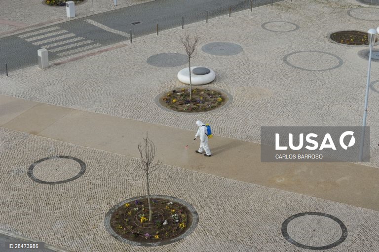 Trabalhadores municipais das Caldas da Rainha desinfetam as ruas da cidade. Noutros pontos do concelho os funcionários das juntas de freguesia estão a desenvolver actividade similar. Caldas da Raínha, 19 de março de 2020. O número de infeções da COVID-19 em Portugal aumentou para 642. O número de mortos no país subiu para dois. Portugal encontra-se em estado de emergência desde as 00:00 de hoje. CARLOS BARROSO/LUSA