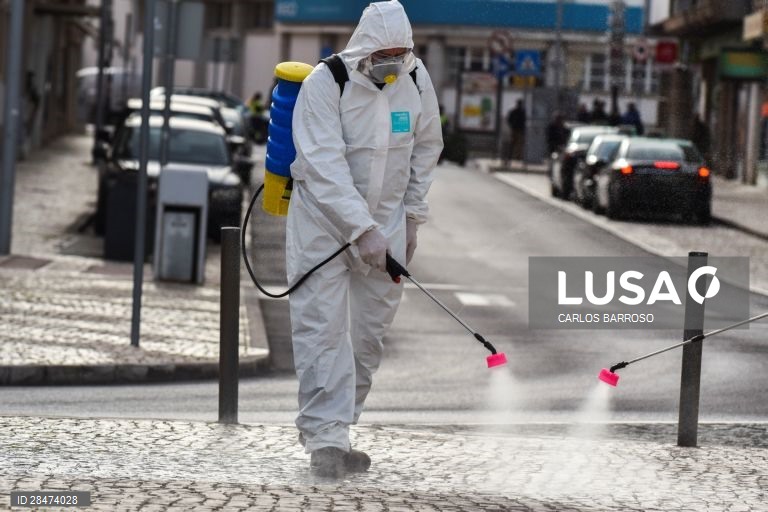 Trabalhadores municipais das Caldas da Rainha desinfetam as ruas da cidade. Noutros pontos do concelho os funcionários das juntas de freguesia estão a desenvolver actividade similar. Caldas da Raínha, 19 de março de 2020. O número de infeções da COVID-19 em Portugal aumentou para 642. O número de mortos no país subiu para dois. Portugal encontra-se em estado de emergência desde as 00:00 de hoje. CARLOS BARROSO/LUSA