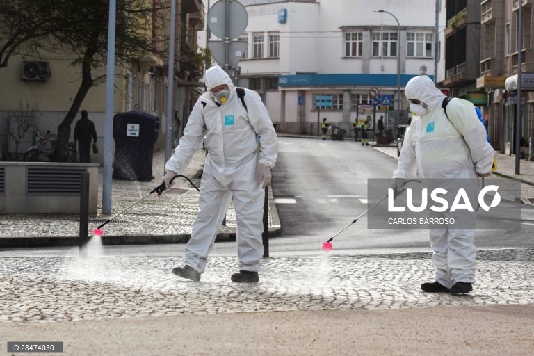 Trabalhadores municipais das Caldas da Rainha desinfetam as ruas da cidade. Noutros pontos do concelho os funcionários das juntas de freguesia estão a desenvolver actividade similar. Caldas da Raínha, 19 de março de 2020. O número de infeções da COVID-19 em Portugal aumentou para 642. O número de mortos no país subiu para dois. Portugal encontra-se em estado de emergência desde as 00:00 de hoje. CARLOS BARROSO/LUSA