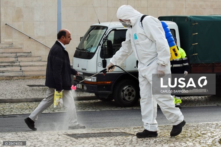 Trabalhadores municipais das Caldas da Rainha desinfetam as ruas da cidade. Noutros pontos do concelho os funcionários das juntas de freguesia estão a desenvolver actividade similar. Caldas da Raínha, 19 de março de 2020. O número de infeções da COVID-19 em Portugal aumentou para 642. O número de mortos no país subiu para dois. Portugal encontra-se em estado de emergência desde as 00:00 de hoje. CARLOS BARROSO/LUSA