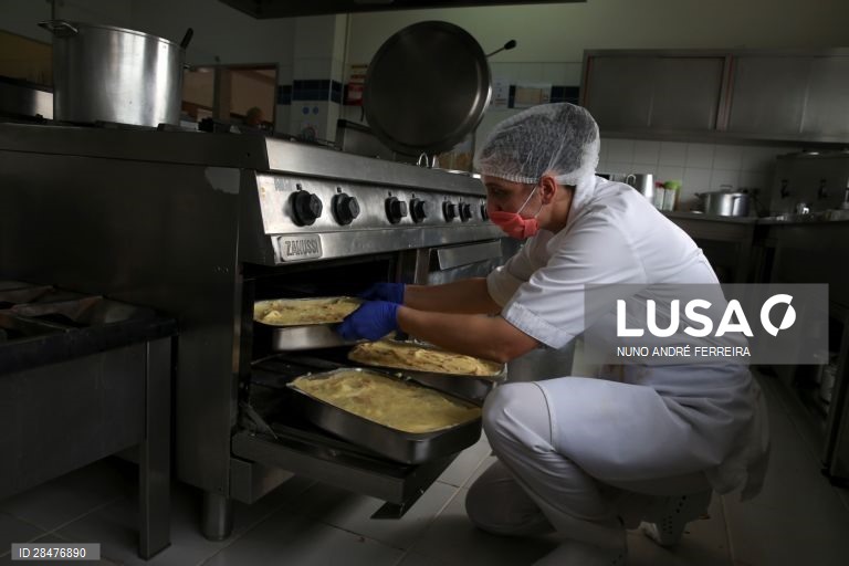 Elementos da Santa Casa da Misericórdia de Castro Daire prestam apoio diário ao domicilio às pessoas mais debilitadas e isoladas, na maioria idosos e com carências sociais, em Castro Daire, 19 de março de 2020. A Direção-Geral da Saúde (DGS) elevou hoje o número de casos confirmados de infeção para 785, mais 143 do que na quarta-feira. O número de mortos no país subiu para três. NUNO ANDRÉ FERREIRA/LUSA