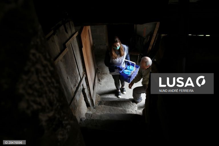 Elementos da Santa Casa da Misericórdia de Castro Daire prestam apoio diário ao domicilio às pessoas mais debilitadas e isoladas, na maioria idosos e com carências sociais, em Castro Daire, 19 de março de 2020. A Direção-Geral da Saúde (DGS) elevou hoje o número de casos confirmados de infeção para 785, mais 143 do que na quarta-feira. O número de mortos no país subiu para três. NUNO ANDRÉ FERREIRA/LUSA