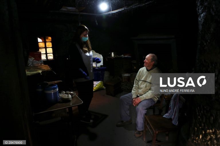 Elementos da Santa Casa da Misericórdia de Castro Daire prestam apoio diário ao domicilio às pessoas mais debilitadas e isoladas, na maioria idosos e com carências sociais, em Castro Daire, 19 de março de 2020. A Direção-Geral da Saúde (DGS) elevou hoje o número de casos confirmados de infeção para 785, mais 143 do que na quarta-feira. O número de mortos no país subiu para três. NUNO ANDRÉ FERREIRA/LUSA