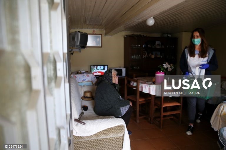Elementos da Santa Casa da Misericórdia de Castro Daire prestam apoio diário ao domicilio às pessoas mais debilitadas e isoladas, na maioria idosos e com carências sociais, em Castro Daire, 19 de março de 2020. A Direção-Geral da Saúde (DGS) elevou hoje o número de casos confirmados de infeção para 785, mais 143 do que na quarta-feira. O número de mortos no país subiu para três. NUNO ANDRÉ FERREIRA/LUSA