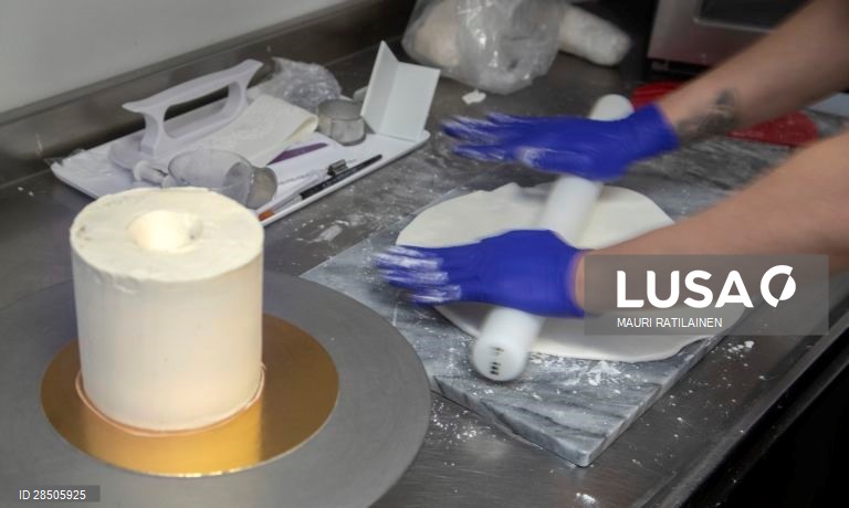 Covid-19: Pastelaria faz bolo em forma de rolo de papel higiénico em Helsinquia