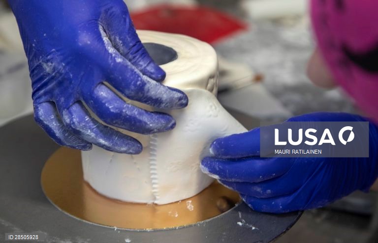 Covid-19: Pastelaria faz bolo em forma de rolo de papel higiénico em Helsinquia