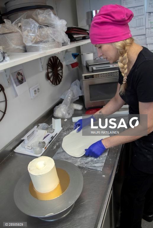 Covid-19: Pastelaria faz bolo em forma de rolo de papel higiénico em Helsinquia