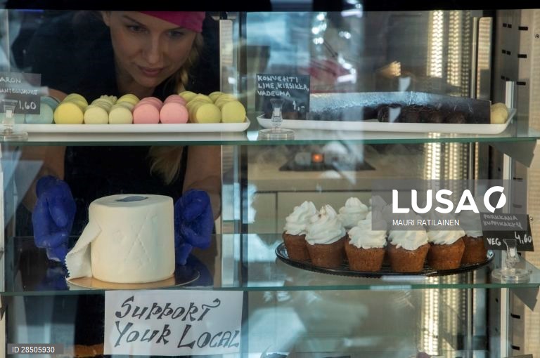 Covid-19: Pastelaria faz bolo em forma de rolo de papel higiénico em Helsinquia