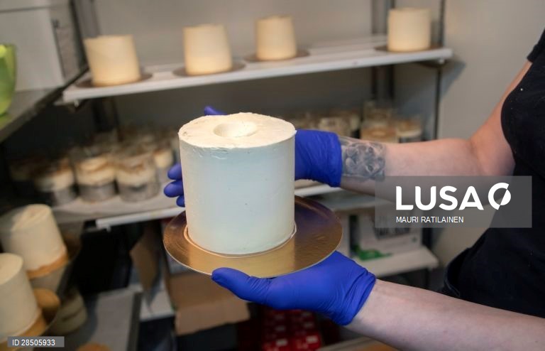 Covid-19: Pastelaria faz bolo em forma de rolo de papel higiénico em Helsinquia