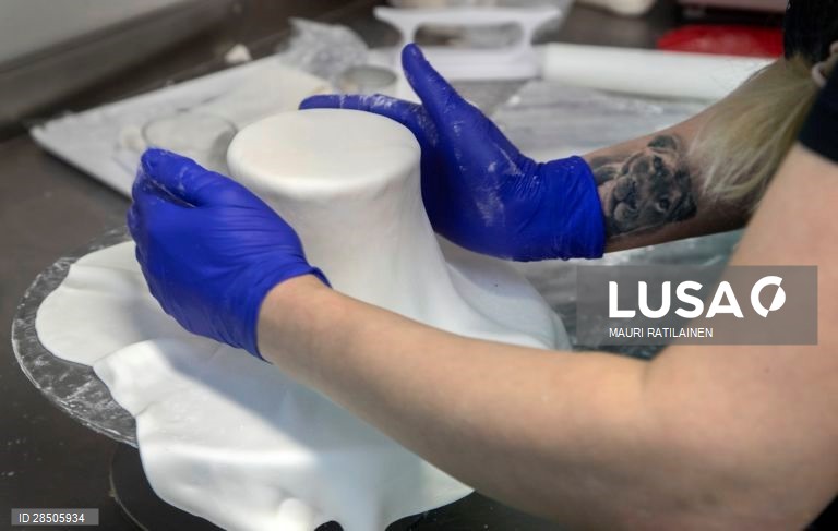 Covid-19: Pastelaria faz bolo em forma de rolo de papel higiénico em Helsinquia