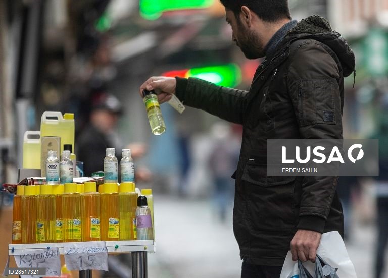 Covid-19: Turcos usam água de colónia como desinfetante