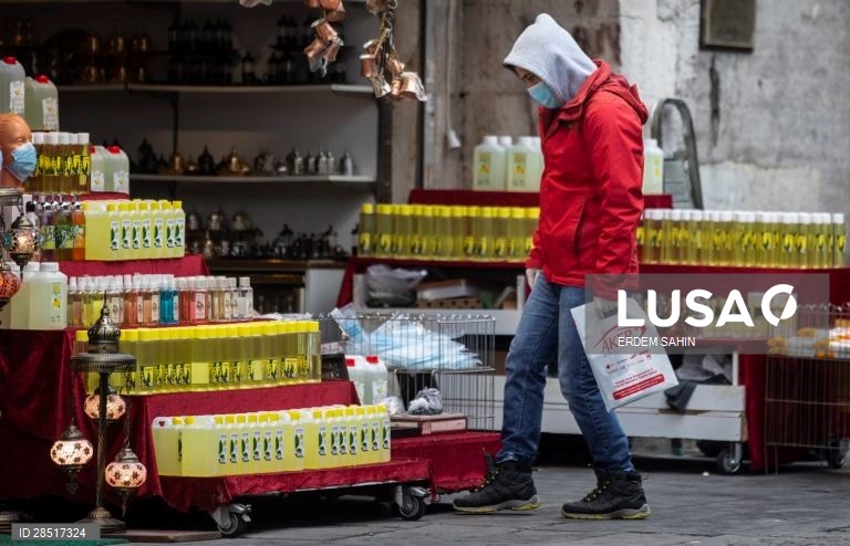 Covid-19: Turcos usam água de colónia como desinfetante
