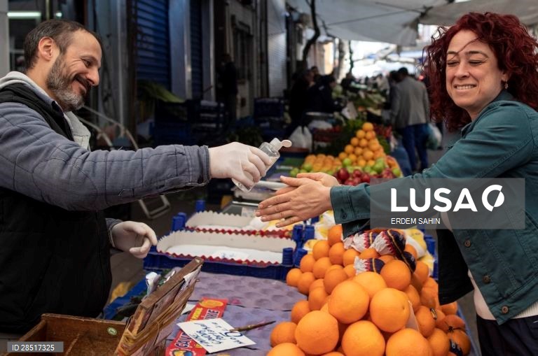 Covid-19: Turcos usam água de colónia como desinfetante