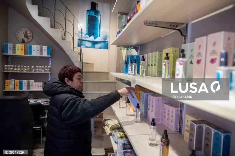 Covid-19: Turcos usam água de colónia como desinfetante