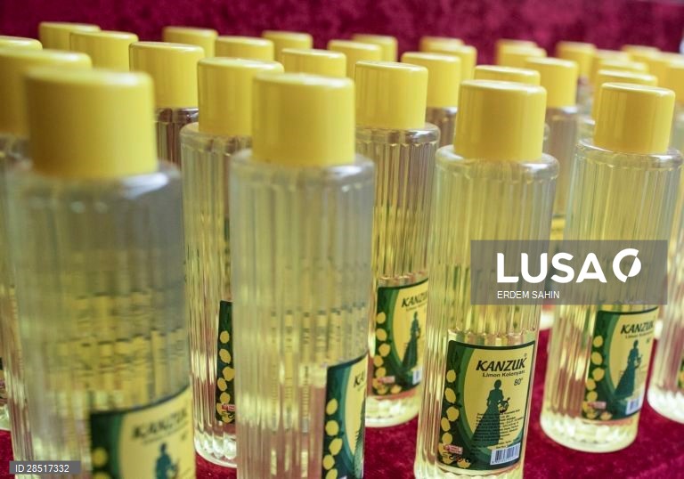 Covid-19: Turcos usam água de colónia como desinfetante