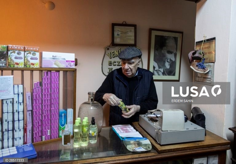 Covid-19: Turcos usam água de colónia como desinfetante