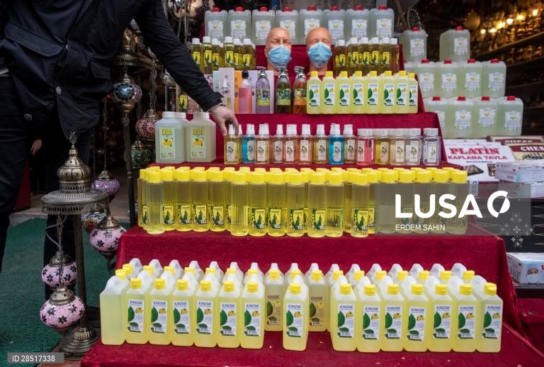 Covid-19: Turcos usam água de colónia como desinfetante