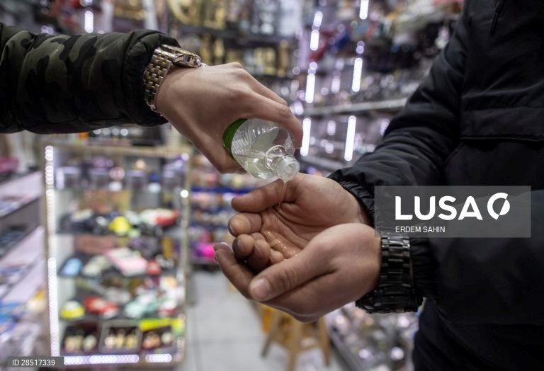 Covid-19: Turcos usam água de colónia como desinfetante