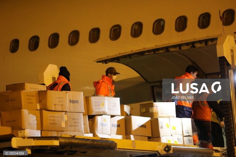 Covid-19: Chegada do avião Airbus A340 da Hi Fly da China