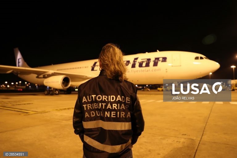 Covid-19: Chegada do avião Airbus A340 da Hi Fly da China