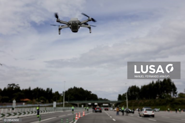 Covid-19: 40 militares das GNR em operação stop na portagem dos Carvalhos em Gaia
