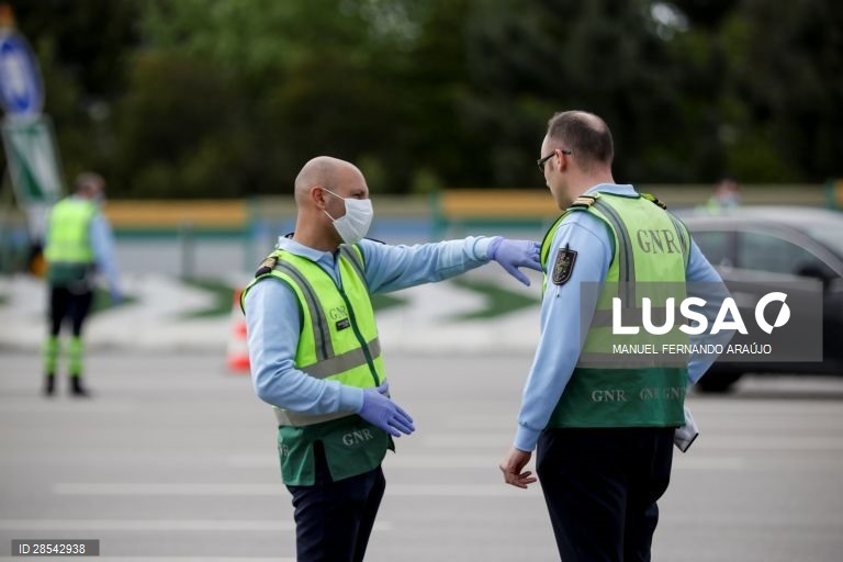 Covid-19: 40 militares das GNR em operação stop na portagem dos Carvalhos em Gaia