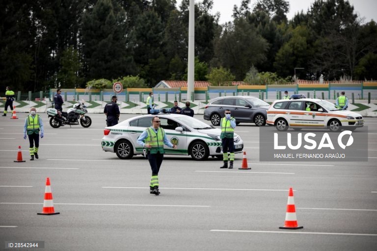 Covid-19: 40 militares das GNR em operação stop na portagem dos Carvalhos em Gaia
